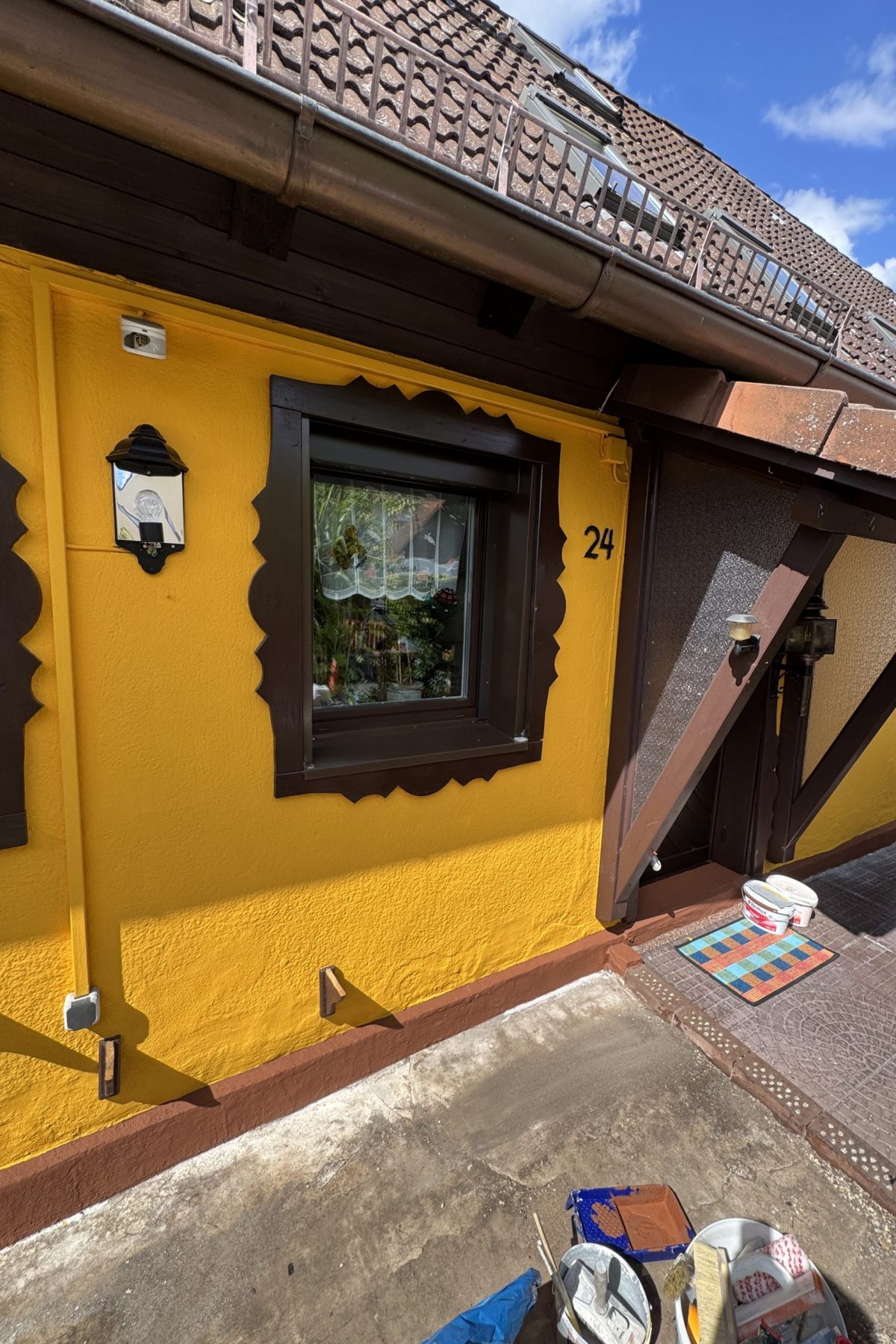 Wandgestaltung und Malerarbeiten in Erlangen mit Farbe und Holz, individuelle Innenraumgestaltung, Schutzanstrich, Sockel