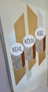 Wandgestaltung und Malerarbeiten in Erlangen mit Farbe und Holz, individuelle Innenraumgestaltung und Spachteltechnik
