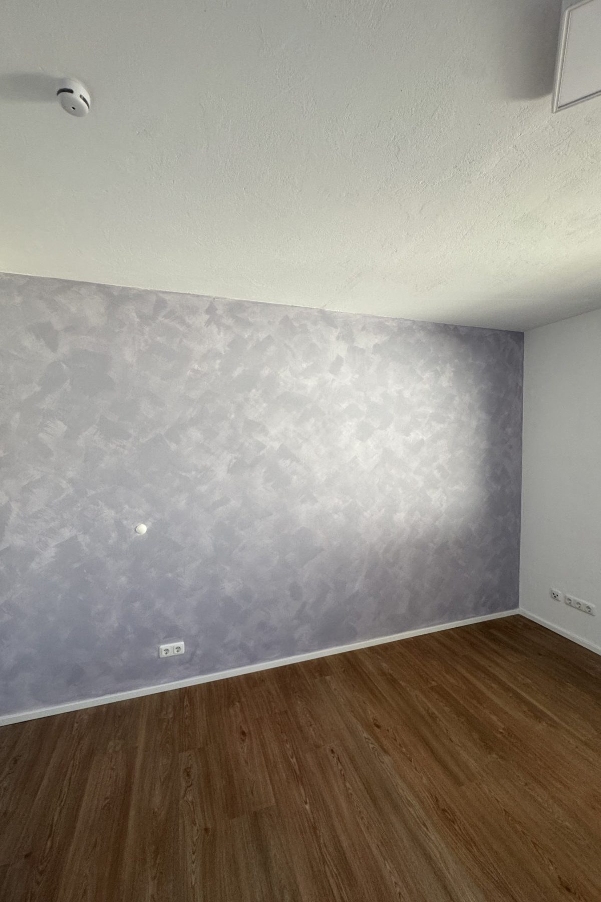 Wandgestaltung und Malerarbeiten in Erlangen mit Farbe und Holz, individuelle Innenraumgestaltung