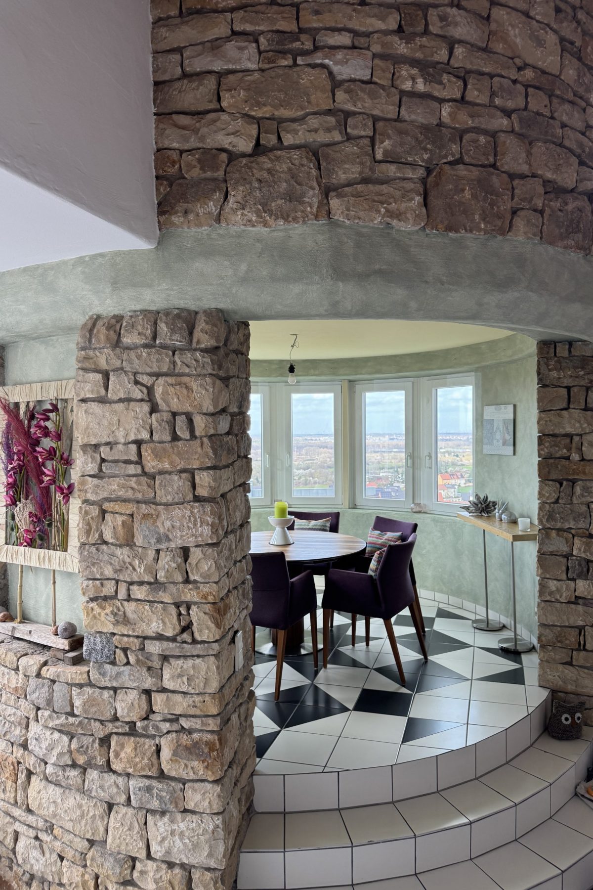 Wandgestaltung und Malerarbeiten in Erlangen mit Farbe und Holz, individuelle Innenraumgestaltung, Bodenleger