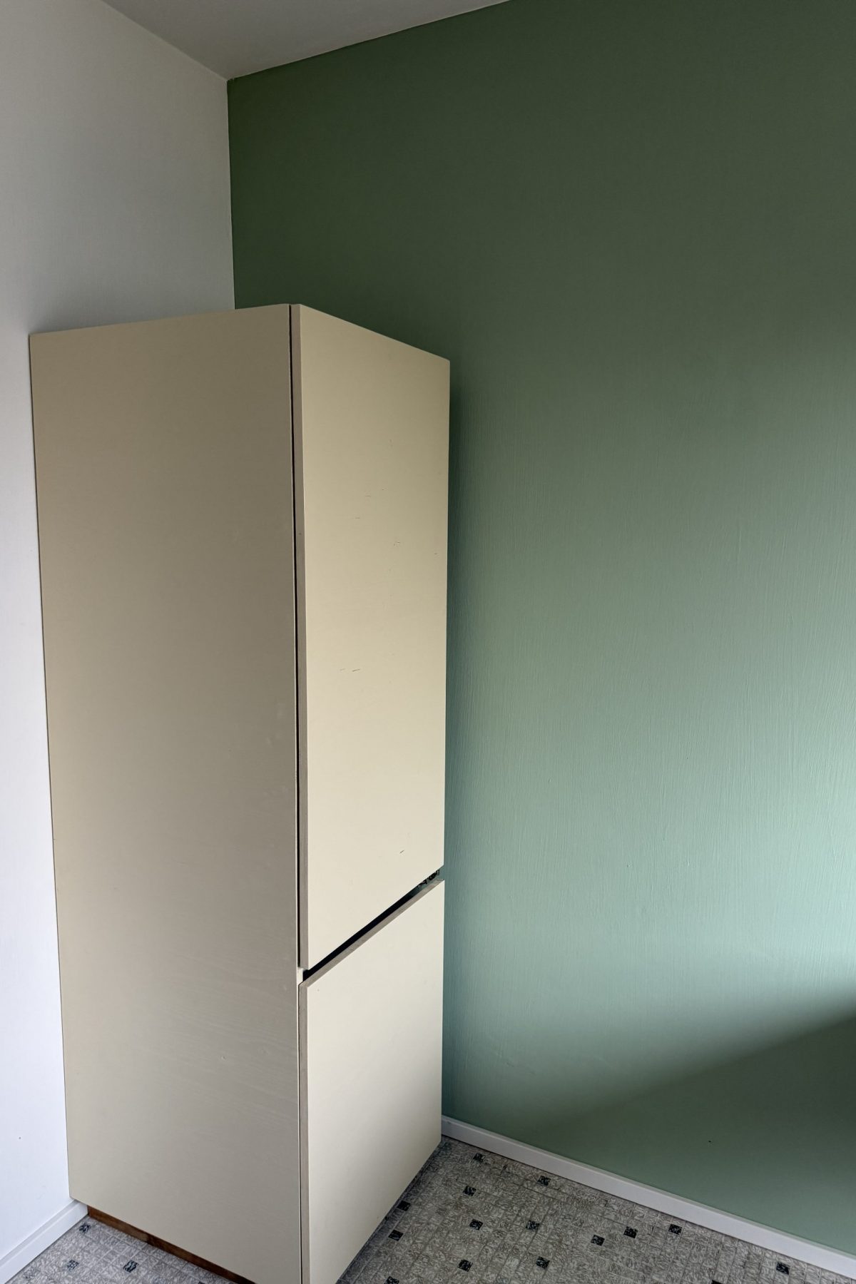 Wandgestaltung und Malerarbeiten in Erlangen mit Farbe und Holz, individuelle Innenraumgestaltung, Holzverkleidung