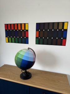 Wandgestaltung und Malerarbeiten in Erlangen mit Farbe und Holz, individuelle Innenraumgestaltung und dekorative Techniken, Maler