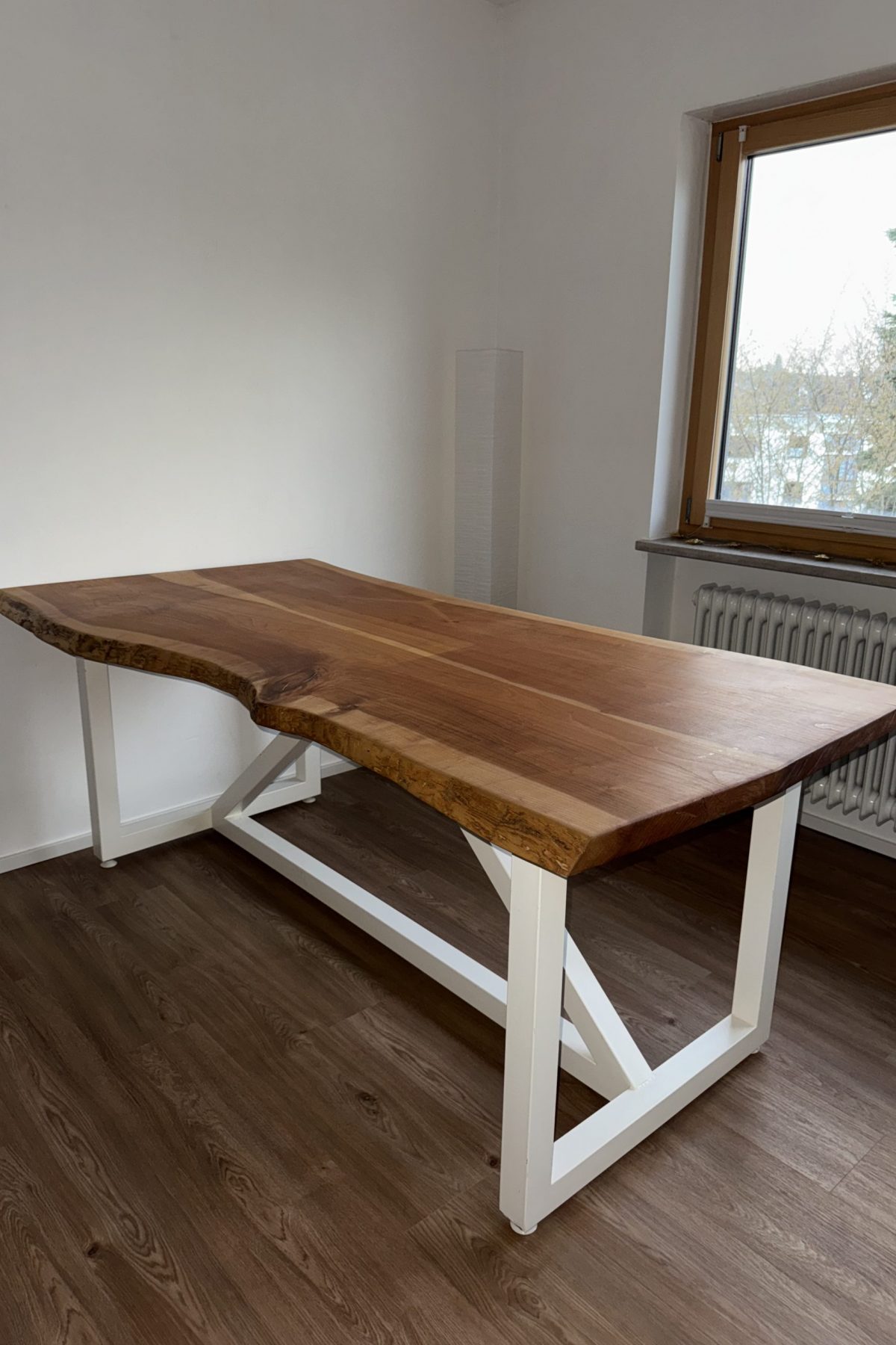 Wandgestaltung und Malerarbeiten in Erlangen mit Farbe und Holz, individuelle Innenraumgestaltung, Bodenleger